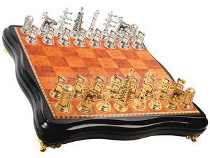Фото Шахматы Нефтяные: доска из цельного каучукового дерева с позолоченными и посеребренными шахматными фигурками (коричневый, черный, золотистый, серебристый)