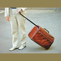 Деловая сумка-портфель Багамы S.Babila из натуральной кожи с выдвижной ручкой на колесиках, цвет - коньяк