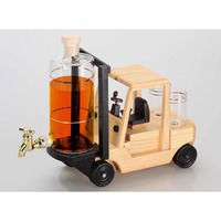 Оригинальный стеклянный графин для крепких напитков ПОГРУЗЧИК на деревянной подставке в виде машины-погрузчика: графин 350 мл, 2 стакана - 50 мл, 31 х 13,5 х 24 см, гравировка