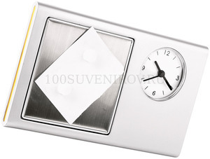 Фото Серебристые часы из пластика с рамкой для фотографии, большим полем под нанесение и магнитной доской для крепления сообщений
