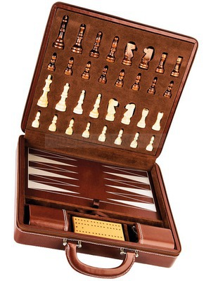 Фото Игральный набор "Маэстро" в кожаном кейсе: шахматы, нарды, криббэдж, кости (коричневый)