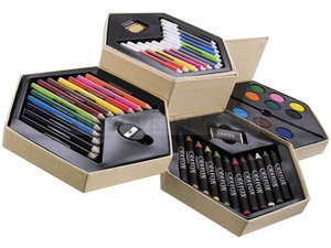 Фото Набор для рисования: 12 фломастеров, 12 карандашей, 12 мелков, 12 цветов акварельной краски, кисть, точилка, ластик, зажим для бумаги (натуральный, разноцветный)