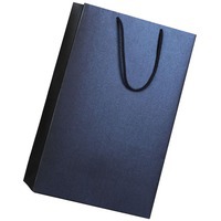 Фотография Пакет бумажный Блеск, синий, средний, люксовый бренд Сделано в России