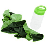 Фото Спортивное охлаждающее полотенце Weddell зеленого цвета в прозрачной бутылочке от популярного бренда Stride