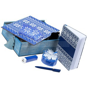 Фото Подарочный новогодний набор синий из пластика "ДЕЛОВОЙ" в деревянной шкатулке: ежедневник с ручкой, зарядник, печенье, свеча