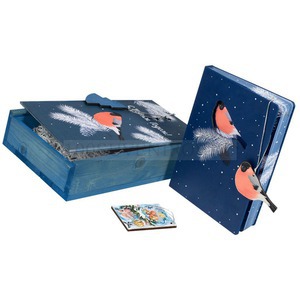 Фото Подарочный набор синий из дерева "СНЕГИРИ" в деревянной коробке: недатированный ежедневник, елочная игрушка и открытка