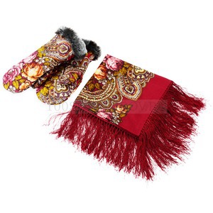 Фото Меховой подарочный набор: Павлопосадский платок, рукавицы