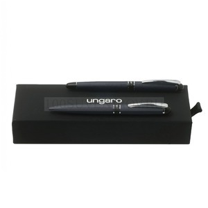 Фото Фирменный набор класса люкс: ручка роллер d1,18 х 14 см, ручка шариковая d1,18 х 14 см в подарочной черной коробке с логотипом бренда. Цвет чернил - черный, синий.  «Ungaro»