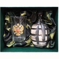 Подарочный набор для водки БОЕВЫЕ 100 ГРАММ: штоф из фарфора в виде ручной гранаты, граненный стакан, 250 мл., в подарочной коробке, 23 х 18 х 11 см