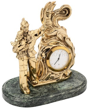 Фото Подарок пожарному, МЧС - настольные часы из натурального камня с фигуркой спасателя из бронзы и латуни   (золотистый, зеленый)