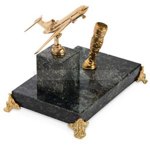 Фото Настольный прибор САМОЛЕТ с держателем для ручки с подставкой из натурального камня в подарочной коробке, 14 х 10 х 12,5 см.  (золотистый, зеленый)
