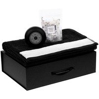 Спа-набор FEERIA TALE: беспроводная колонка, большое черное полотенце, соль для ванны с розой в коробке с бумажным наполнителем.