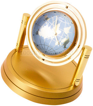Фото Часы с глобусом. Обратная сторона глобуса предназначена под рекламный мини-постер (золотистый)
