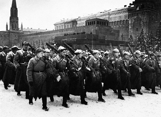 Фото День проведения военного парада на Красной площади в Москве в 1941 году - 7 ноября 2023