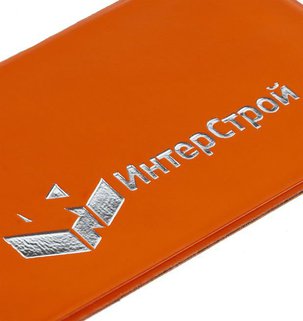 Фотография тиснение фольгой: Оранжевый чехол для карточки DORSET из искусственной кожи, зеленый, 6,2х9,1 см. Бесцветное тиснение, полноцветная уф-печать. 
